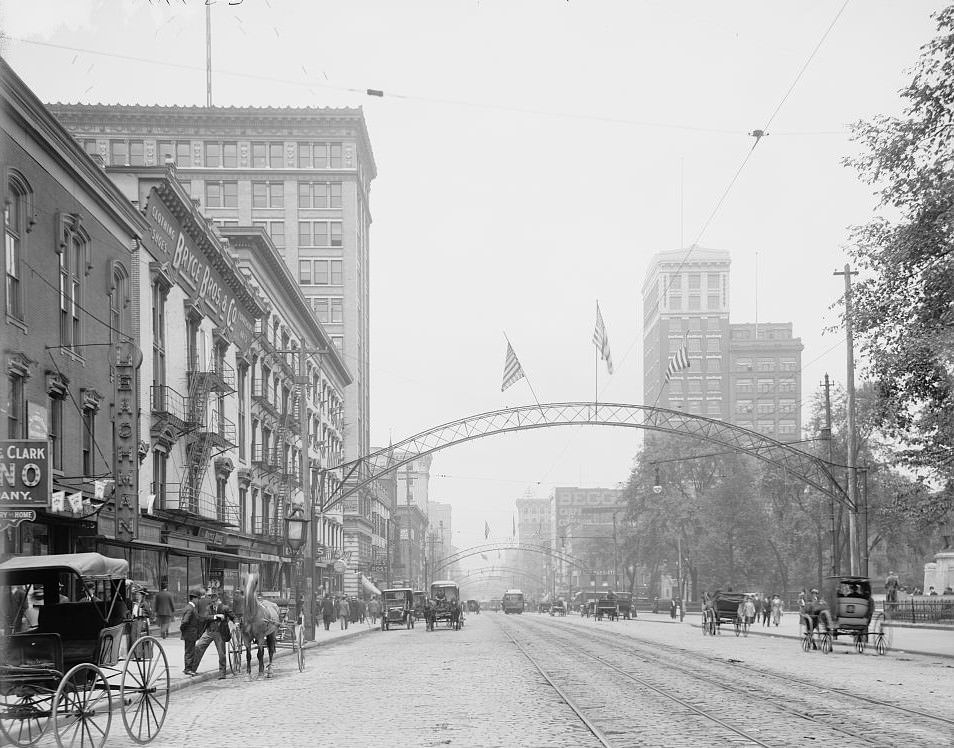 View of High Street north from State Street in Columbus, Ohio, 1900s