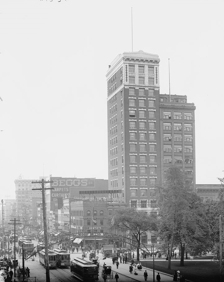 Northeast corner of Broad and High streets, Columbus, Ohio, 1900s