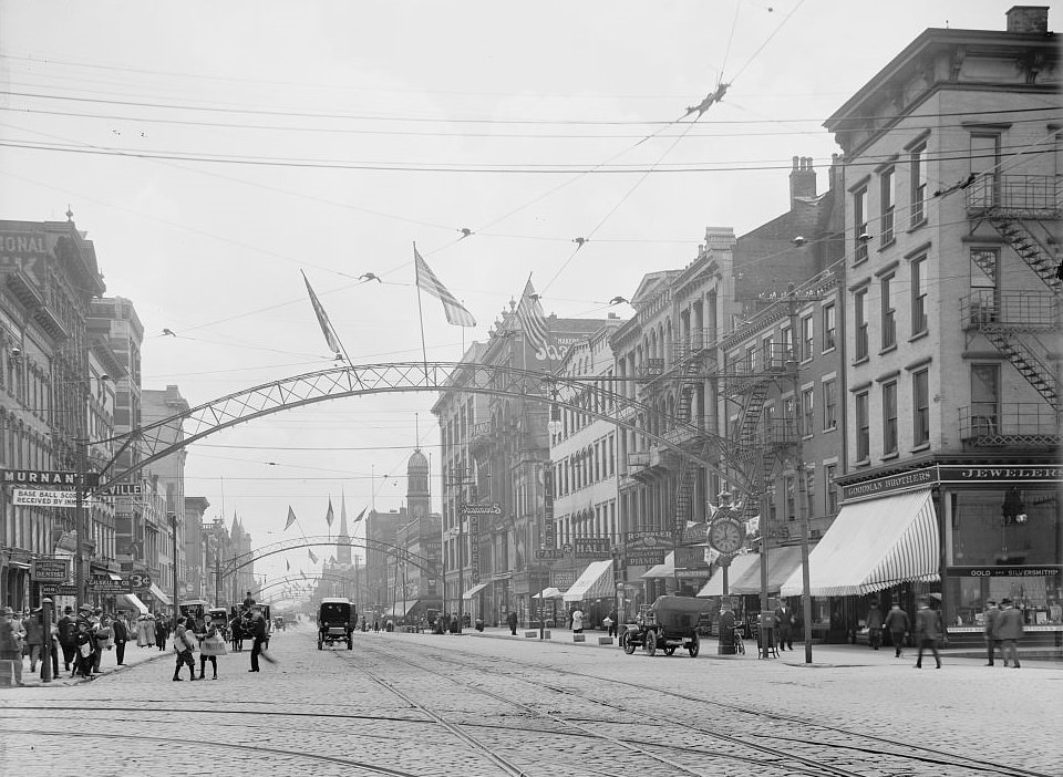 High Street south from State Street, Columbus, Ohio, 1900s