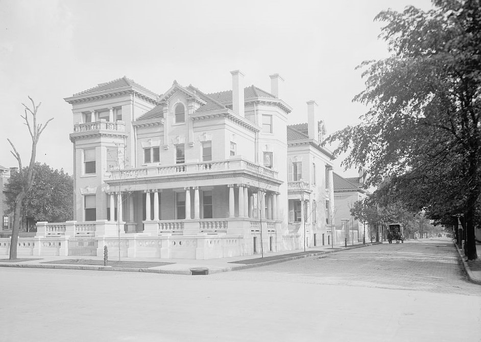 The Hartman residence on East Town Street, Columbus, Ohio, 1900s