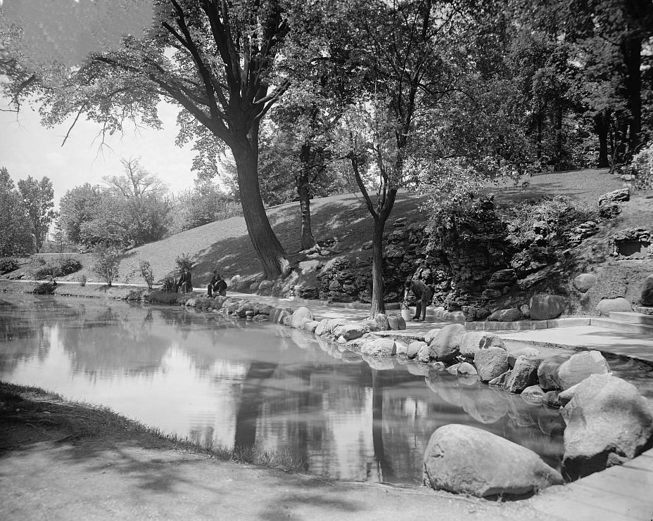 Ohio State University's spring in Columbus, Ohio, 1900s