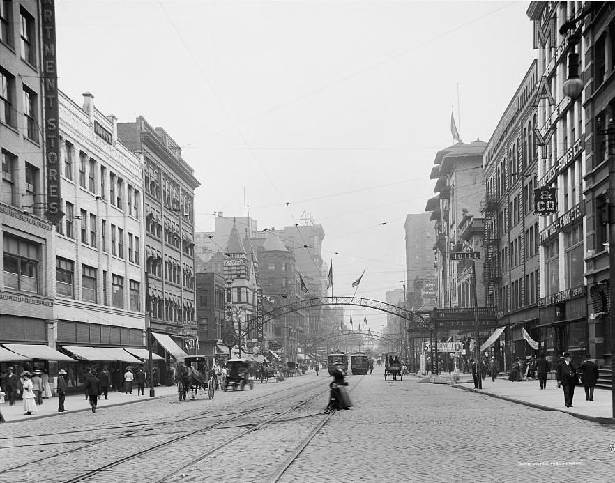 High Street south from Chestnut Street, Columbus, Ohio, 1900s