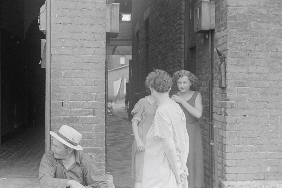 Street scene in Columbus, Ohio, August 1938.