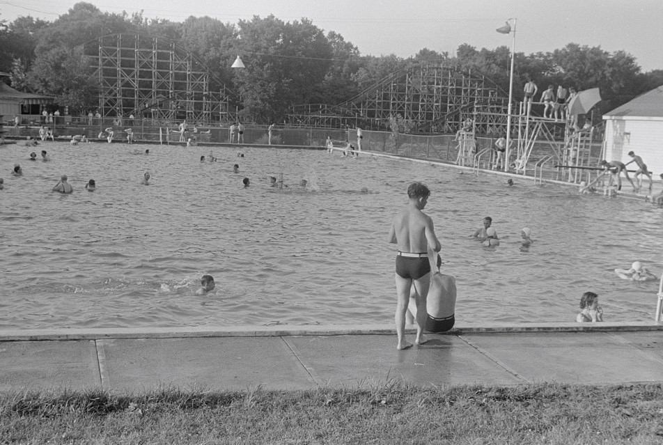 Swimming pool at Buckeye Lake Amusement Park, Columbus, Ohio, 1938.