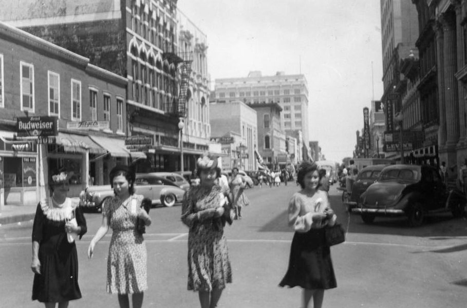 Club Chapultepec selling war bonds, Houston, 1940