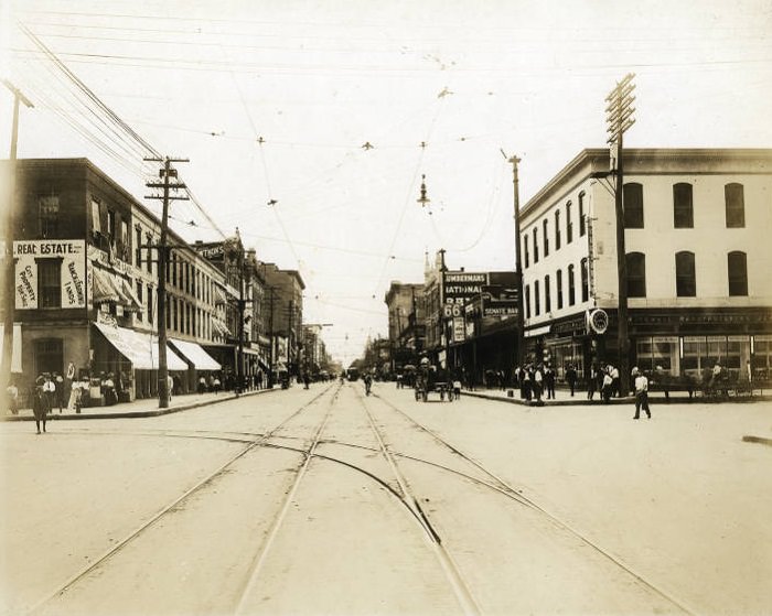 Main Street south from Preston Avenue, Houston, 1910.
