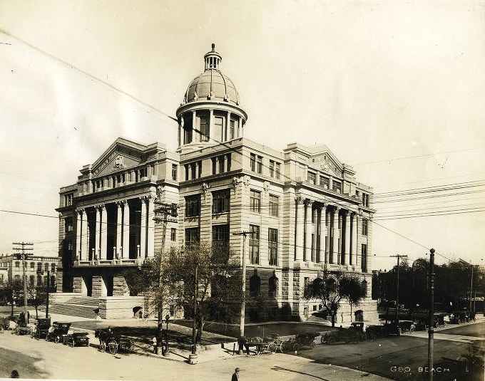 New Harris County Courthouse with early automobiles and horse-drawn buggies, 1900s.