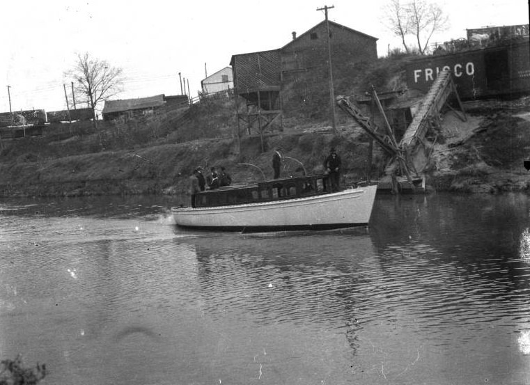 Hudie yacht underway in Buffalo Bayou, Houston, 1906.