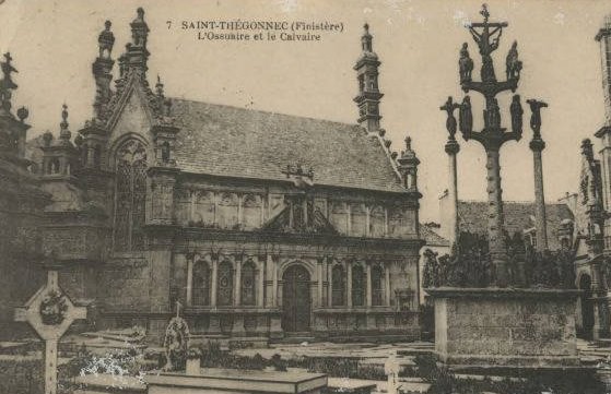 Saint-Thegonnec (Finistere) L'Ossuhire et le Calvaire, 1924.