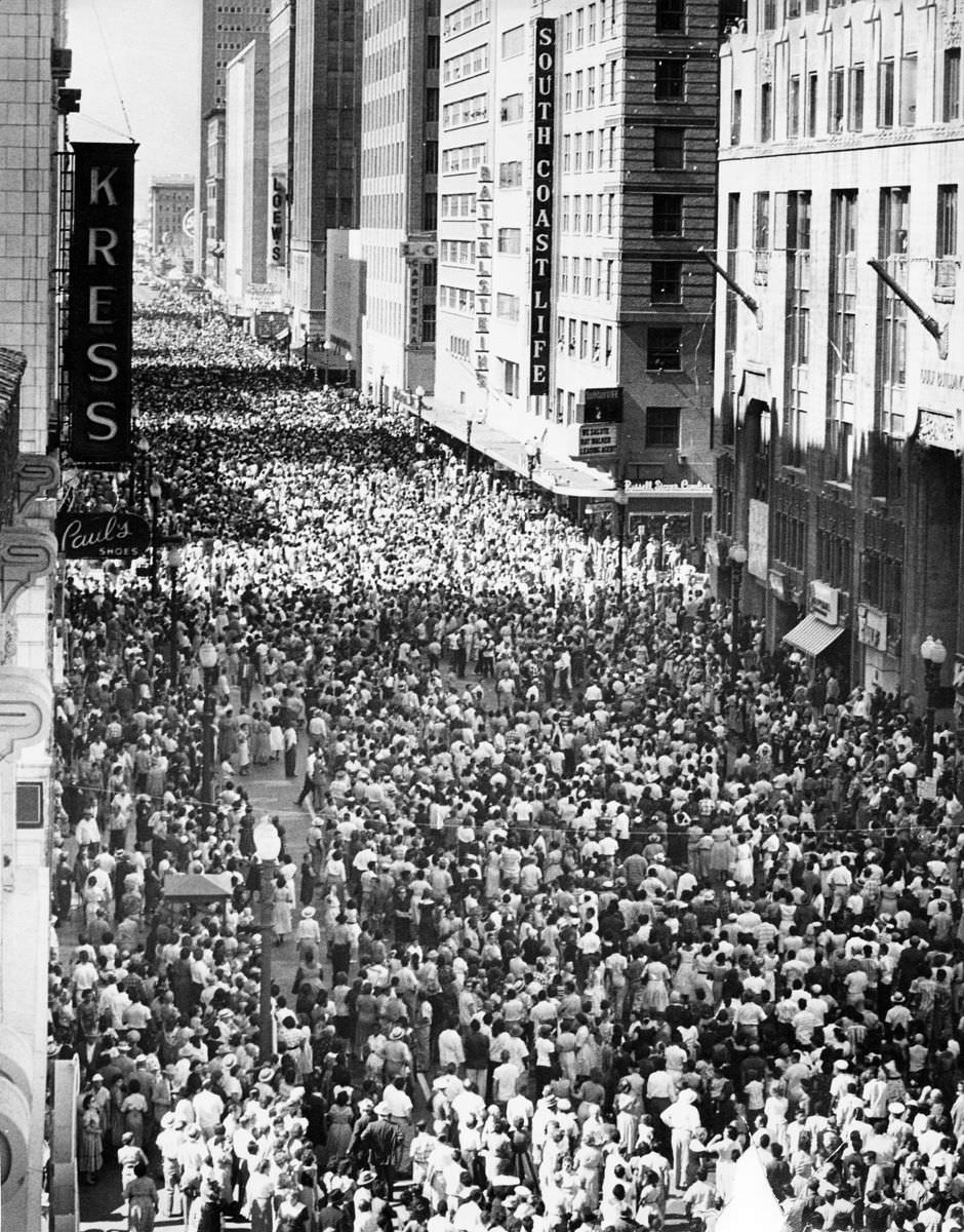 Downtown Houston crowd aerial view, 1955