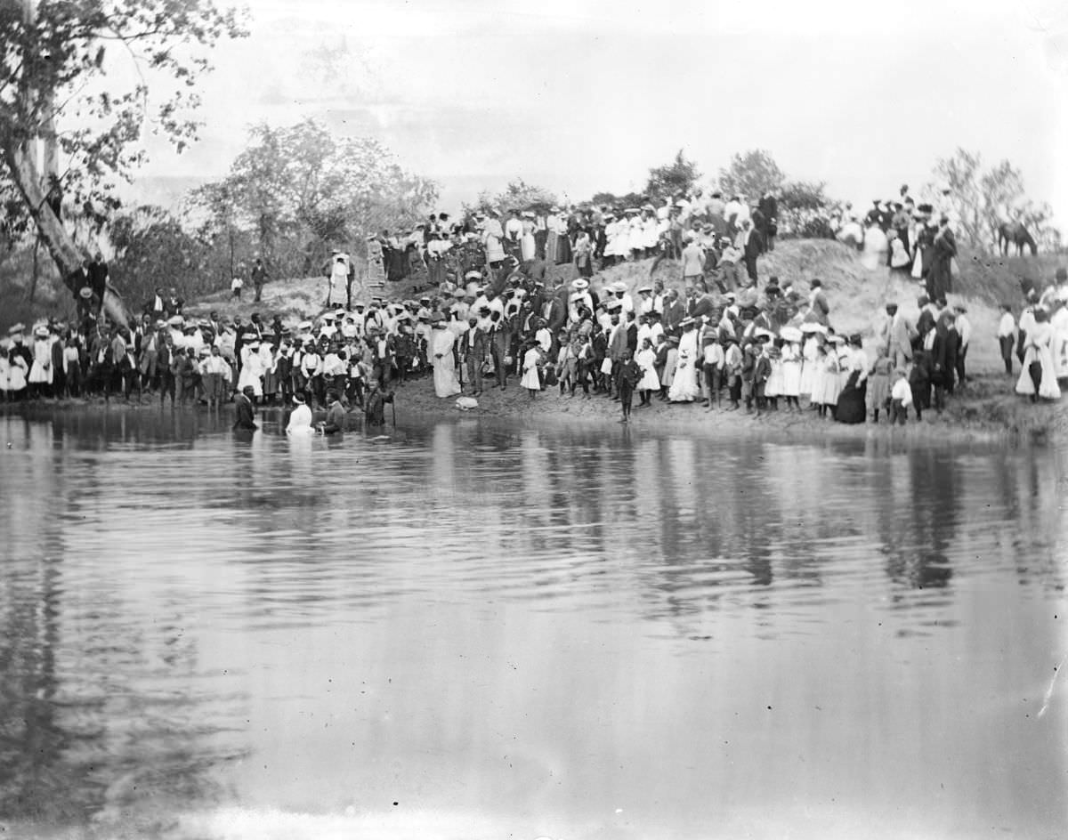 Baptism in Buffalo Bayou, African American spectators, 1900.