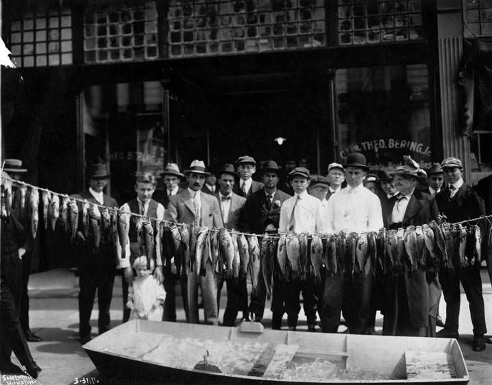Men viewing fish on sidewalk, Houston, March 3, 1911.