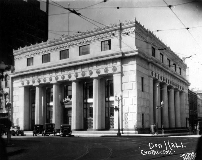 Houston National Bank at Main and Franklin Streets, 1930s