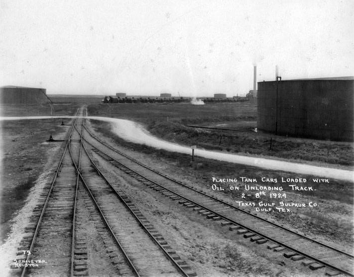 Placing oil-loaded tank cars on unloading tracks, 1924.