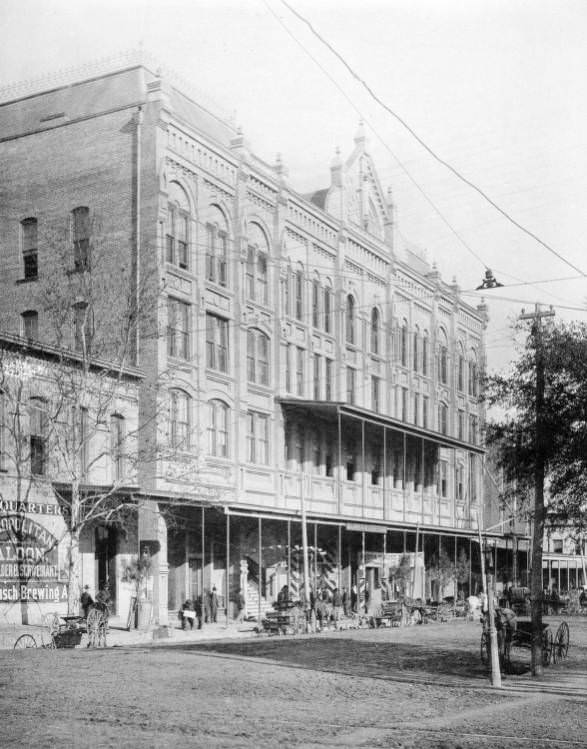 Four-story commercial building in Houston, 1880s