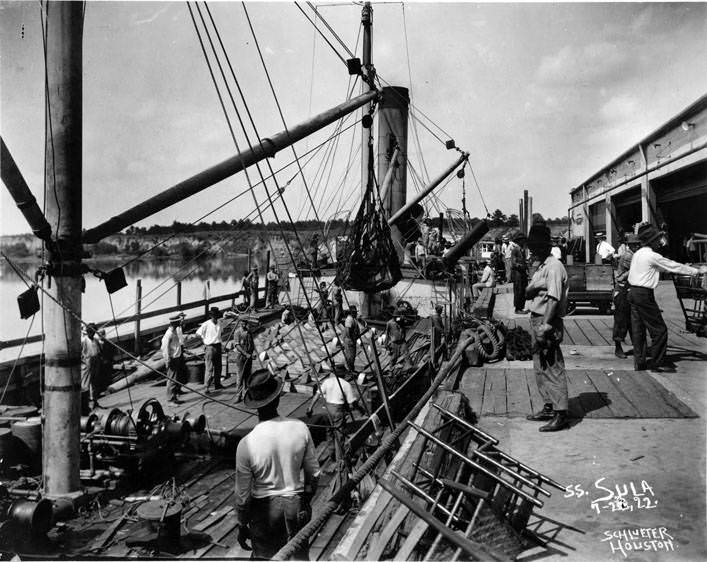 Ship loading or unloading at Port of Houston, 1922