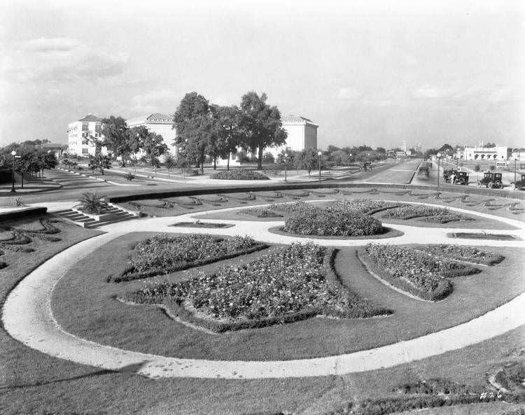Sunken Gardens on Main Street, Houston, 1928.