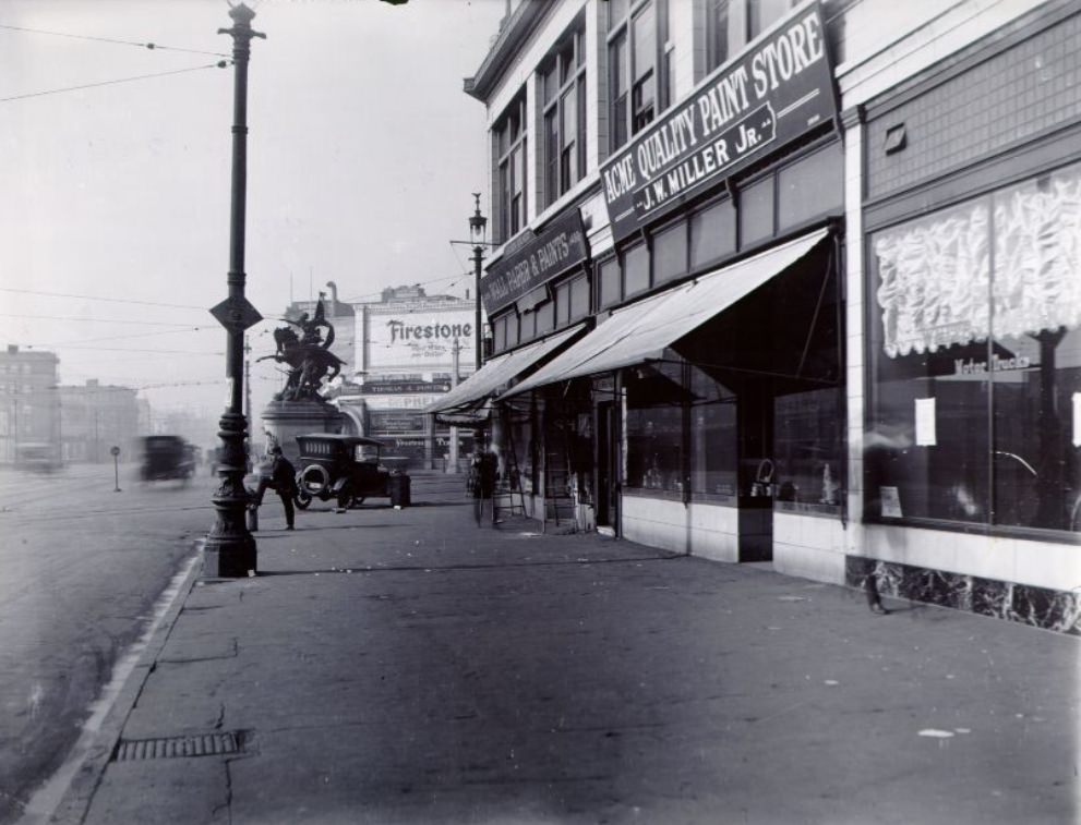 Volunteers Monument on Market Street and Van Ness Avenue, early 20th century.