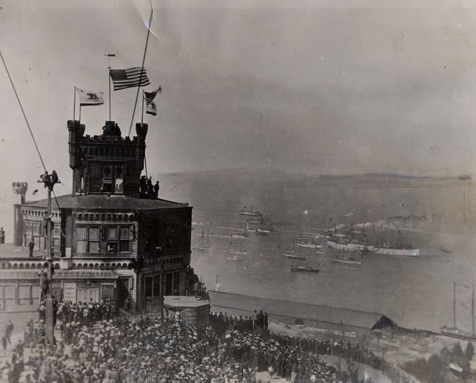 Crowd on Telegraph Hill watching the transport ship Sherman return from the Philippines with California Volunteers after the Spanish-American War, August 25, 1899