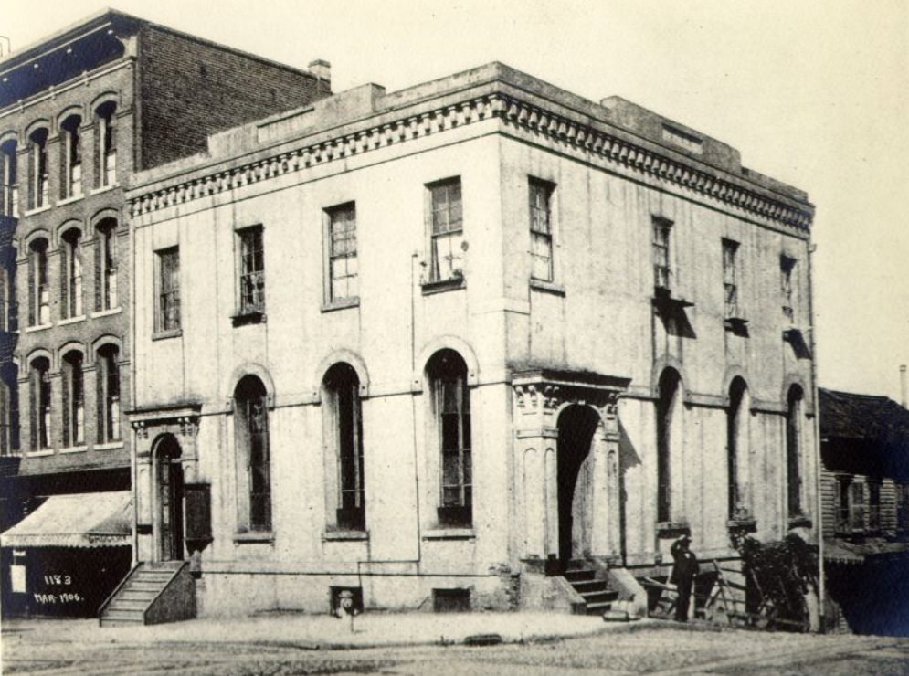 Building at the corner of Stockton and Sacramento streets, March 1906