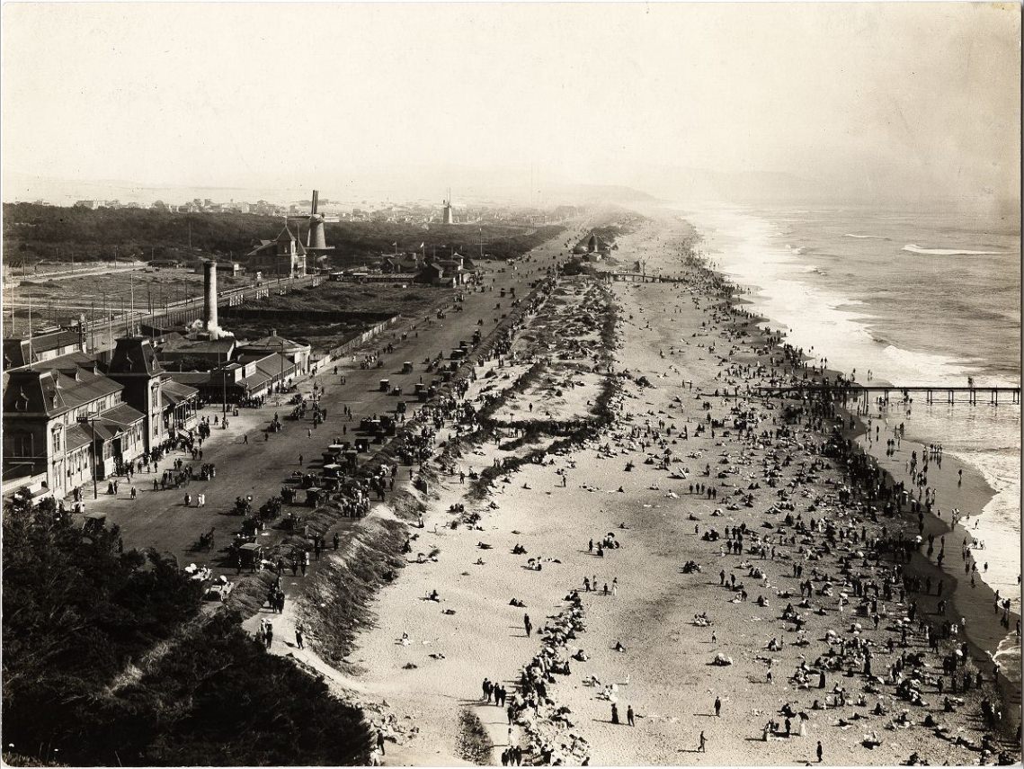 Crowds gathering on Ocean Beach, early 1900s