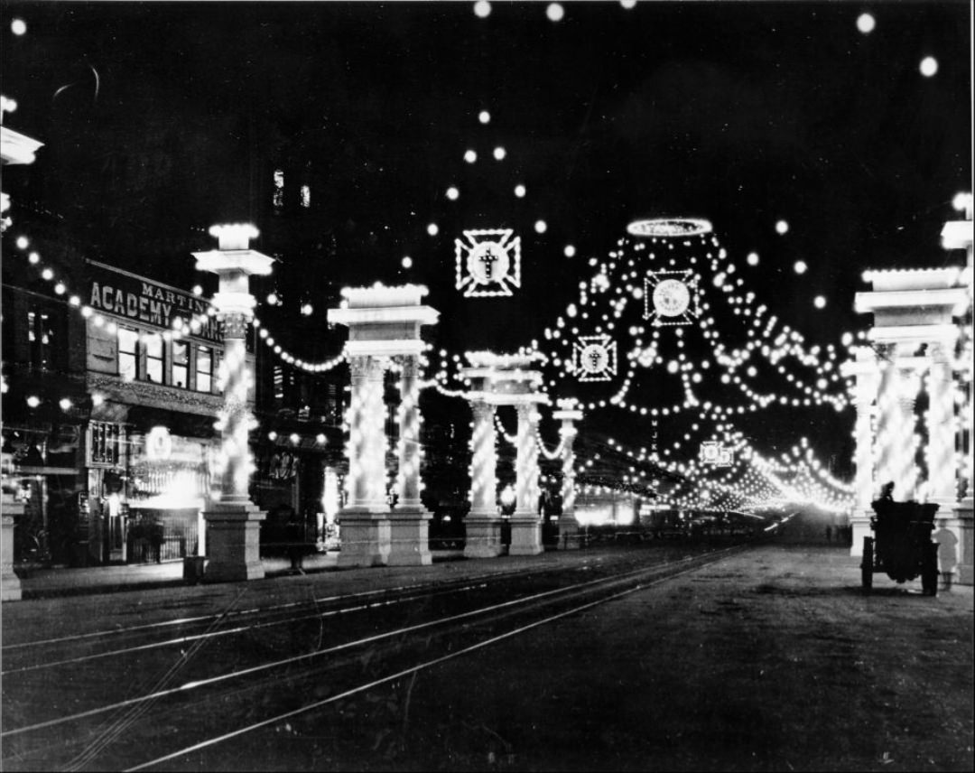 Knights Templar nighttime decorations at Market, Kearny, Geary, and Third streets, September 1904