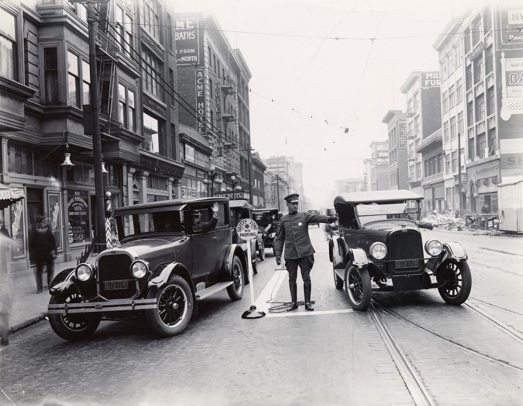 Policeman directing traffic at Mission and 4th streets, 1925