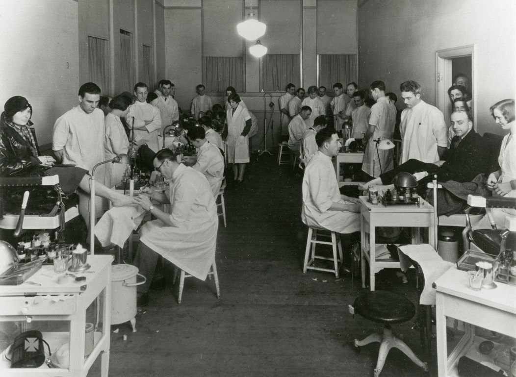 Class and patients of Calleo California College of Chiropody, between 1920 and 1925