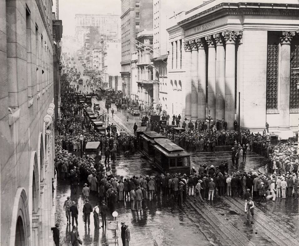 Crowd around Cable Car accident at California Street and Sansome, 1925