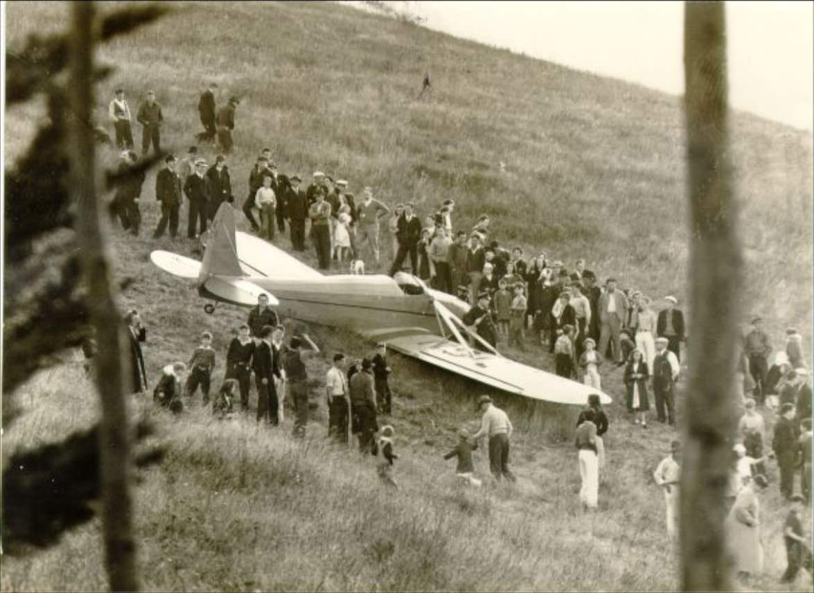 Crowd of people around a wrecked plane on Twin Peaks, 1938