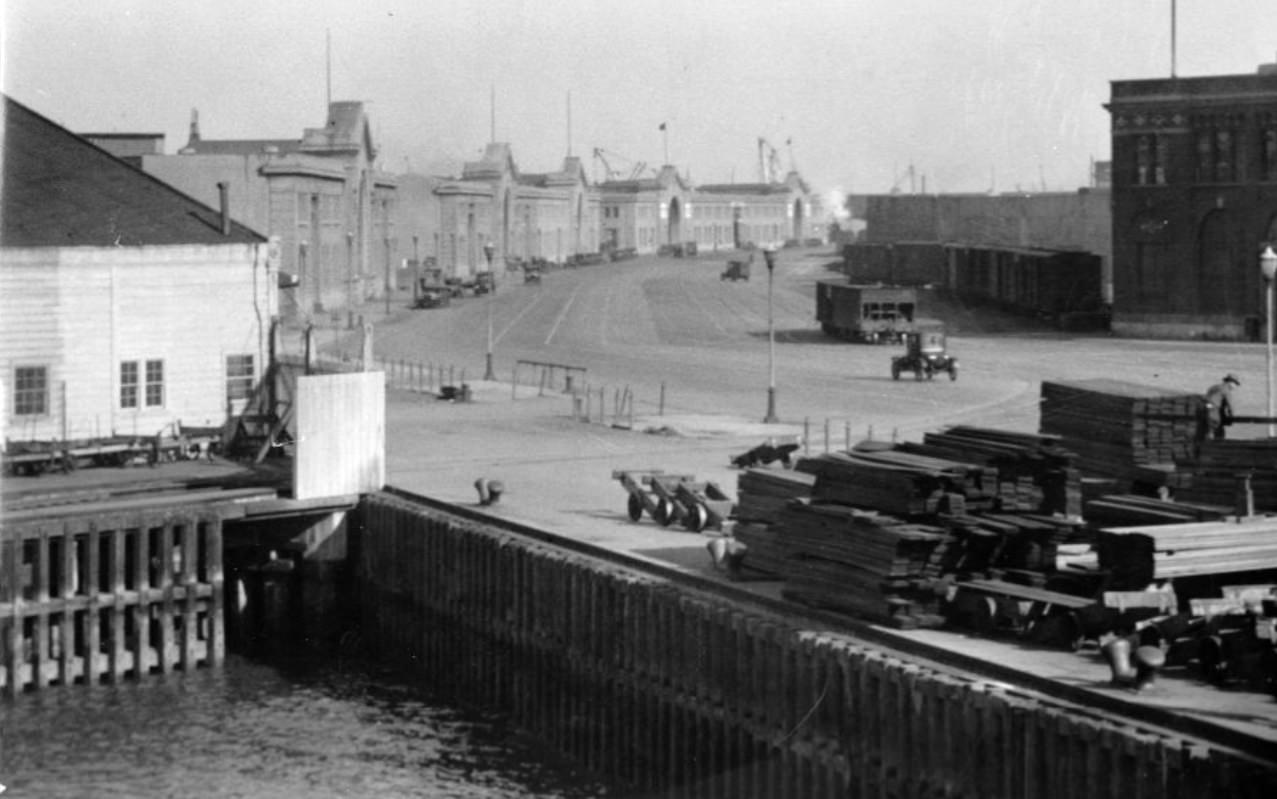 View along the Embarcadero in the 1930s
