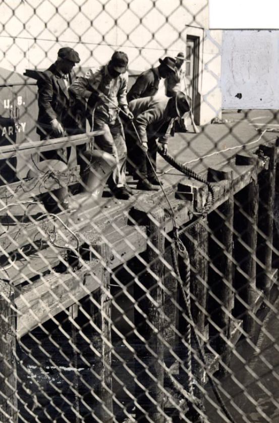 Longshoremen hauling a mooring hawser, 1946