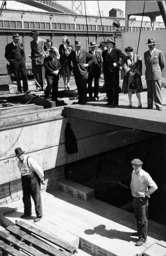 President Truman's fact-finding board watching longshoremen at work, 1946