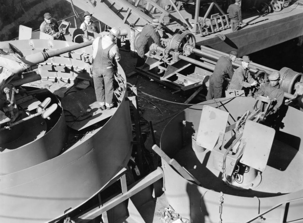 Workers at Hunters Point Naval Shipyard, 1944