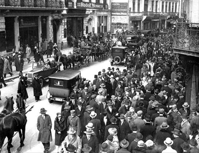 Victoriei Avenue on Sunday, 1920s