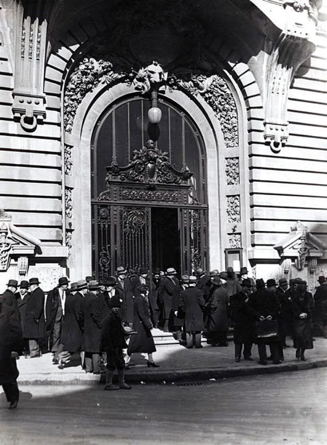 Palace of the Chamber of Commerce entrance, 1920s
