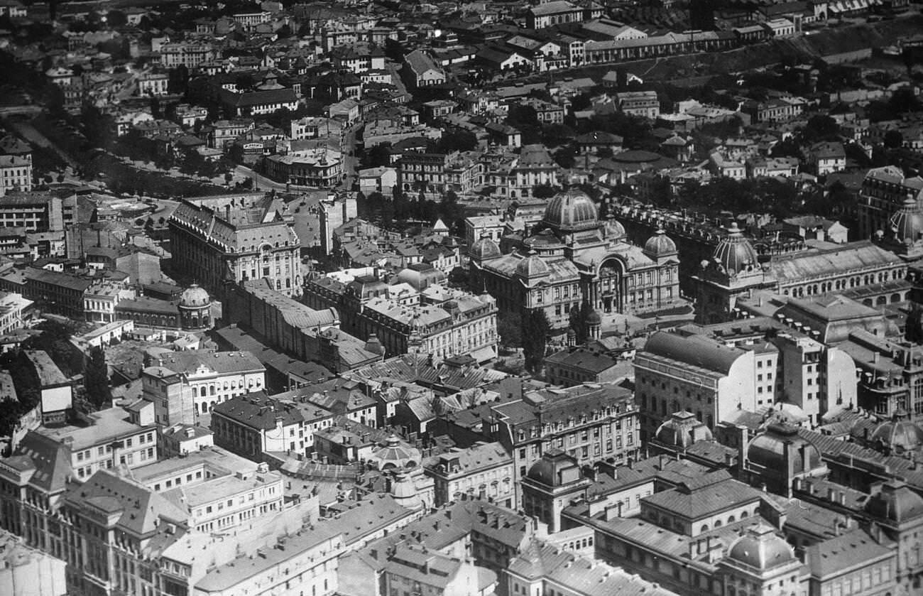 Romania , Bucharest . An aerial view showing the section of the city between the central post office ( left ) and the river Dambovitsa, 1920s