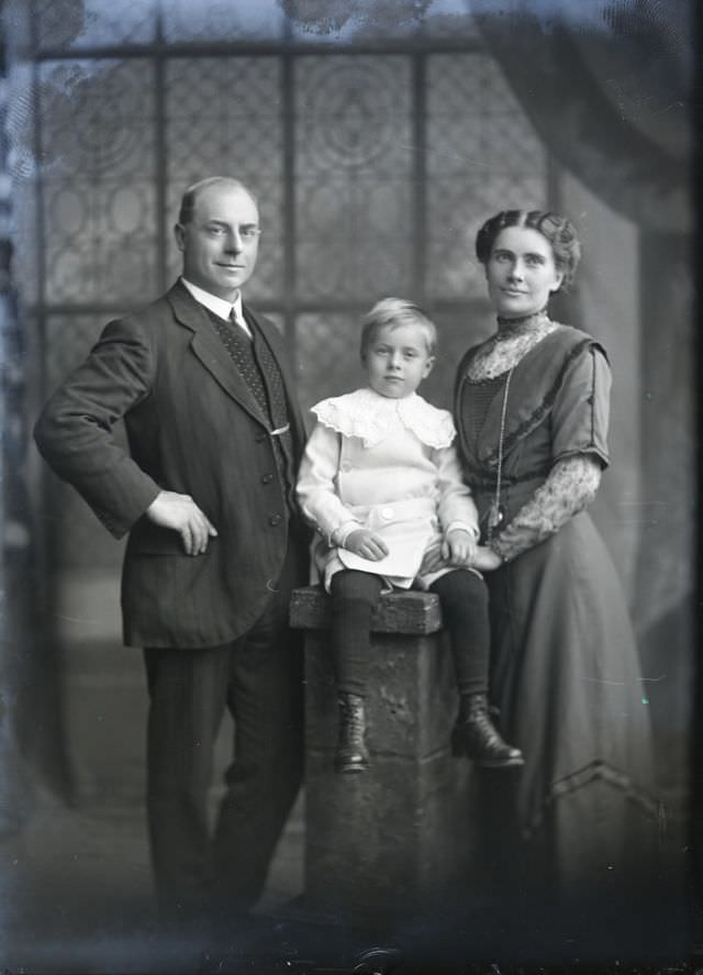 Stunning Family Portraits from the Edwardian Era that Capture Elegance