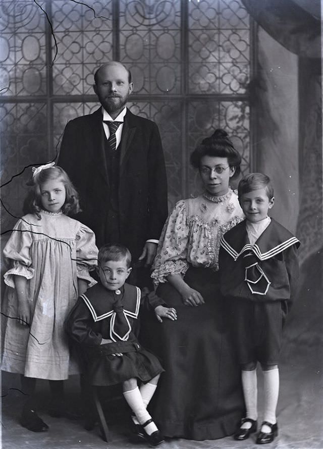 Stunning Family Portraits from the Edwardian Era that Capture Elegance