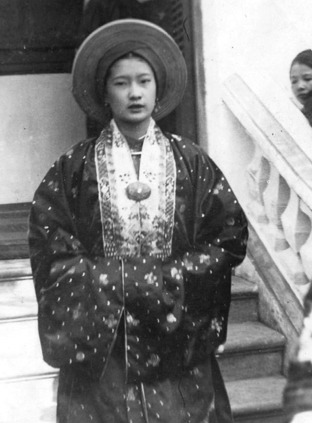 The Last Empress of Vietnam: Empress Nam Phuong's Youth and Beauty in 1930s Photos