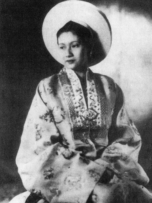 The Last Empress of Vietnam: Empress Nam Phuong's Youth and Beauty in 1930s Photos