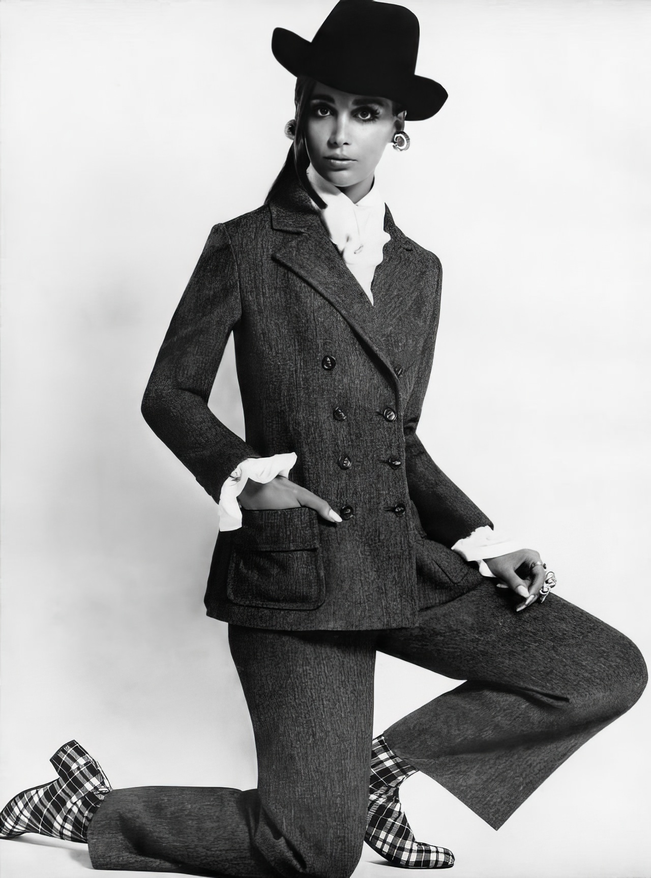 Windsor Elliott in a gray wool pantsuit by Don Simonelli for Modelia, Vogue, October 15, 1968.