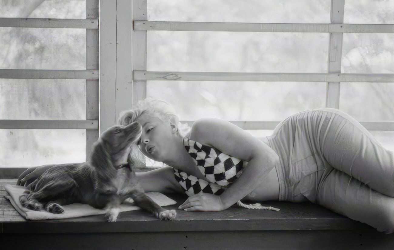 Adorable Vintage Photos of Marilyn Monroe with her Pet Dogs