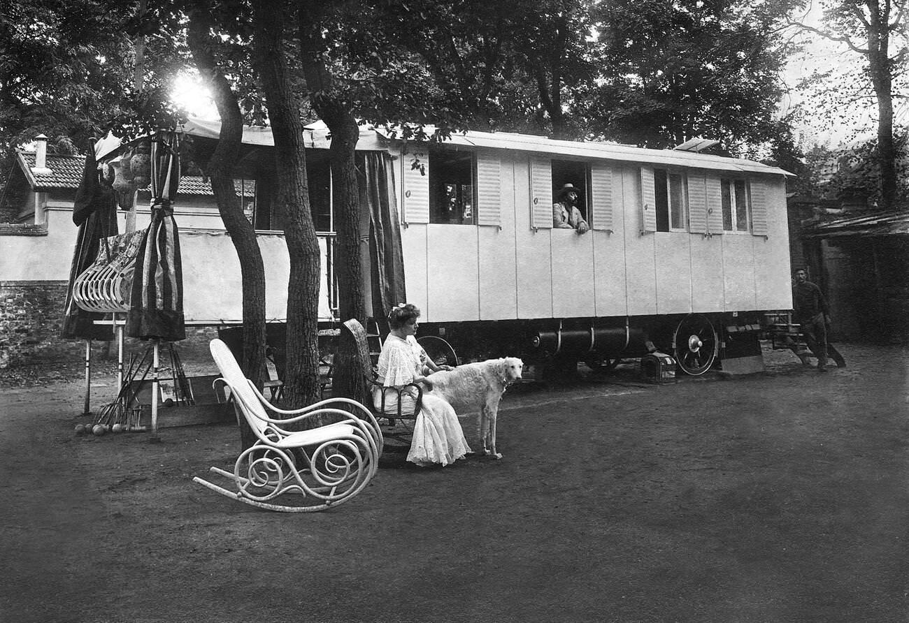 A Century of Mobile Living Explored Through Photos from the 1900s to the 1990s