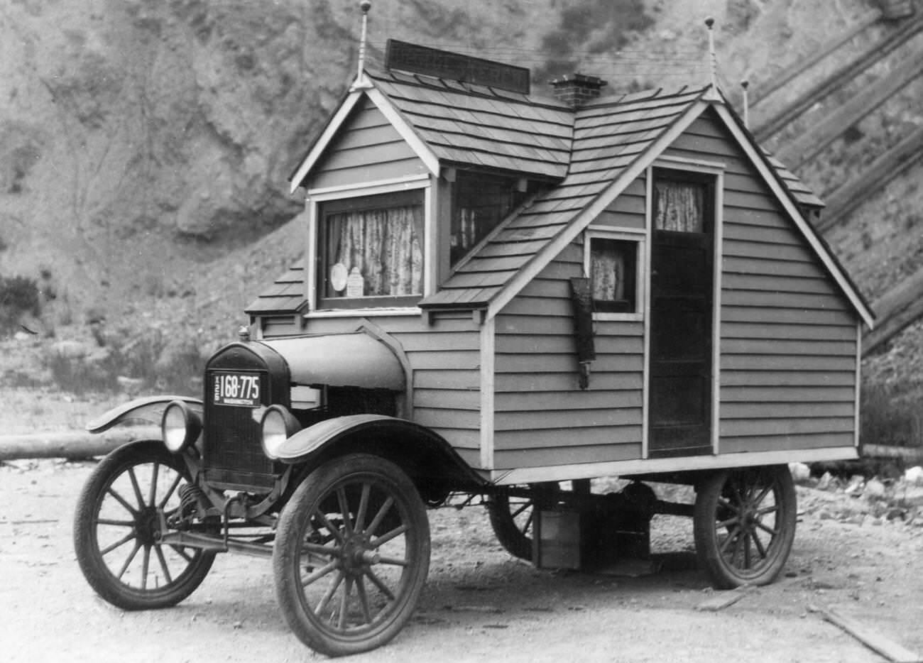 A Century of Mobile Living Explored Through Photos from the 1900s to the 1990s