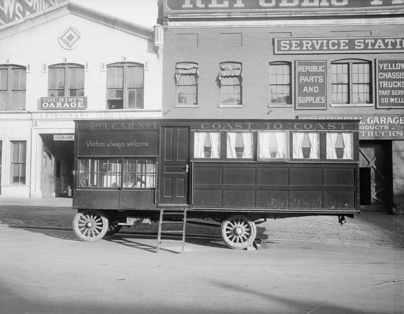 A Century of Mobile Living Explored Through Photos from the 1900s to the 1990s