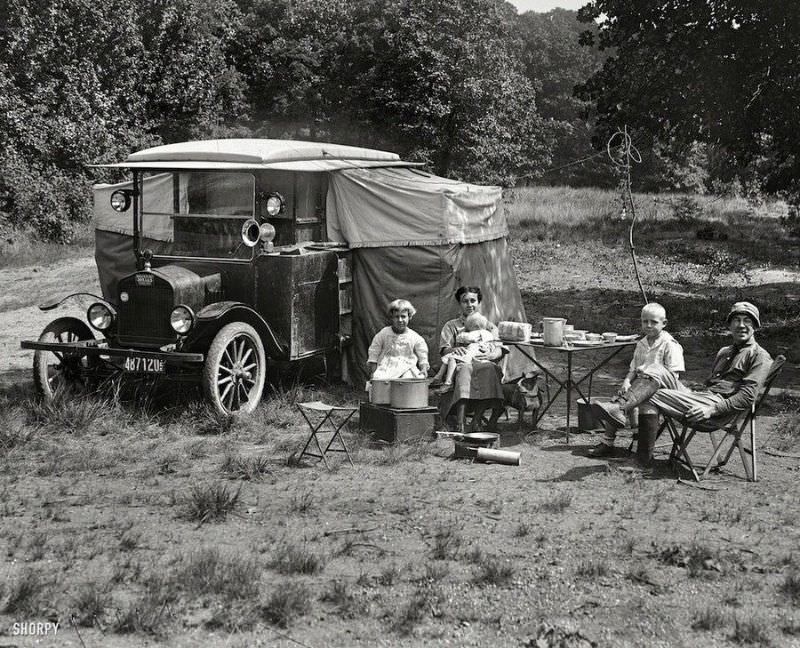 A Century of Mobile Living Explored Through Photos from the 1900s to the 1990s