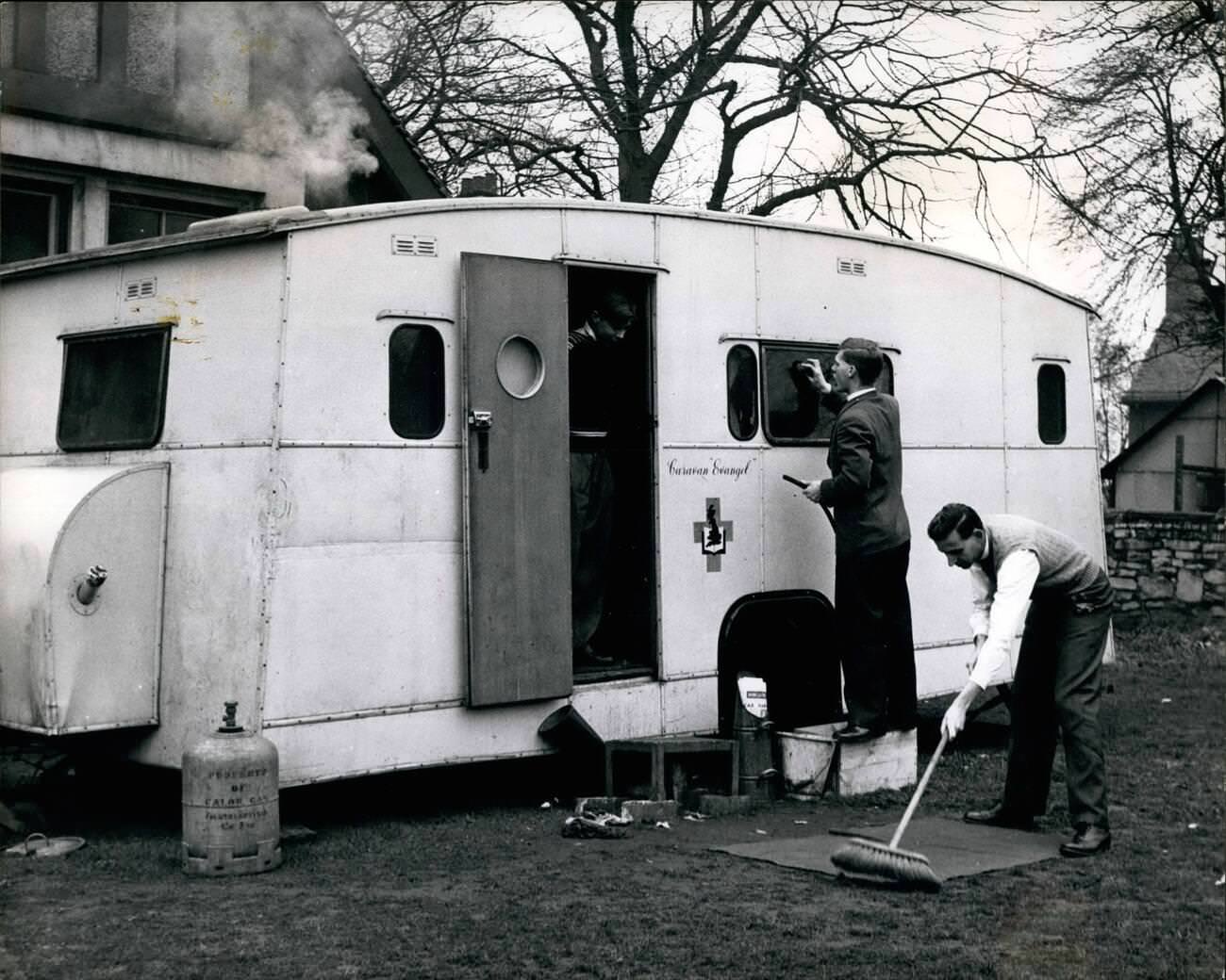 A Century of Mobile Living Explored Through Photos from the 1900s to the 1990s