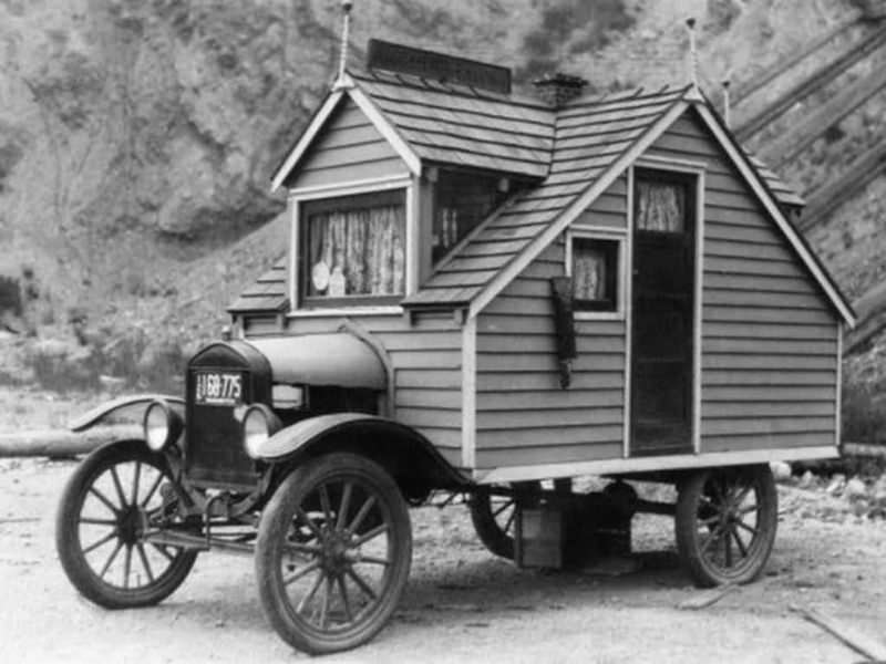 A Century of Mobile Living Explored Through Photos from the 1900s to the 1990s