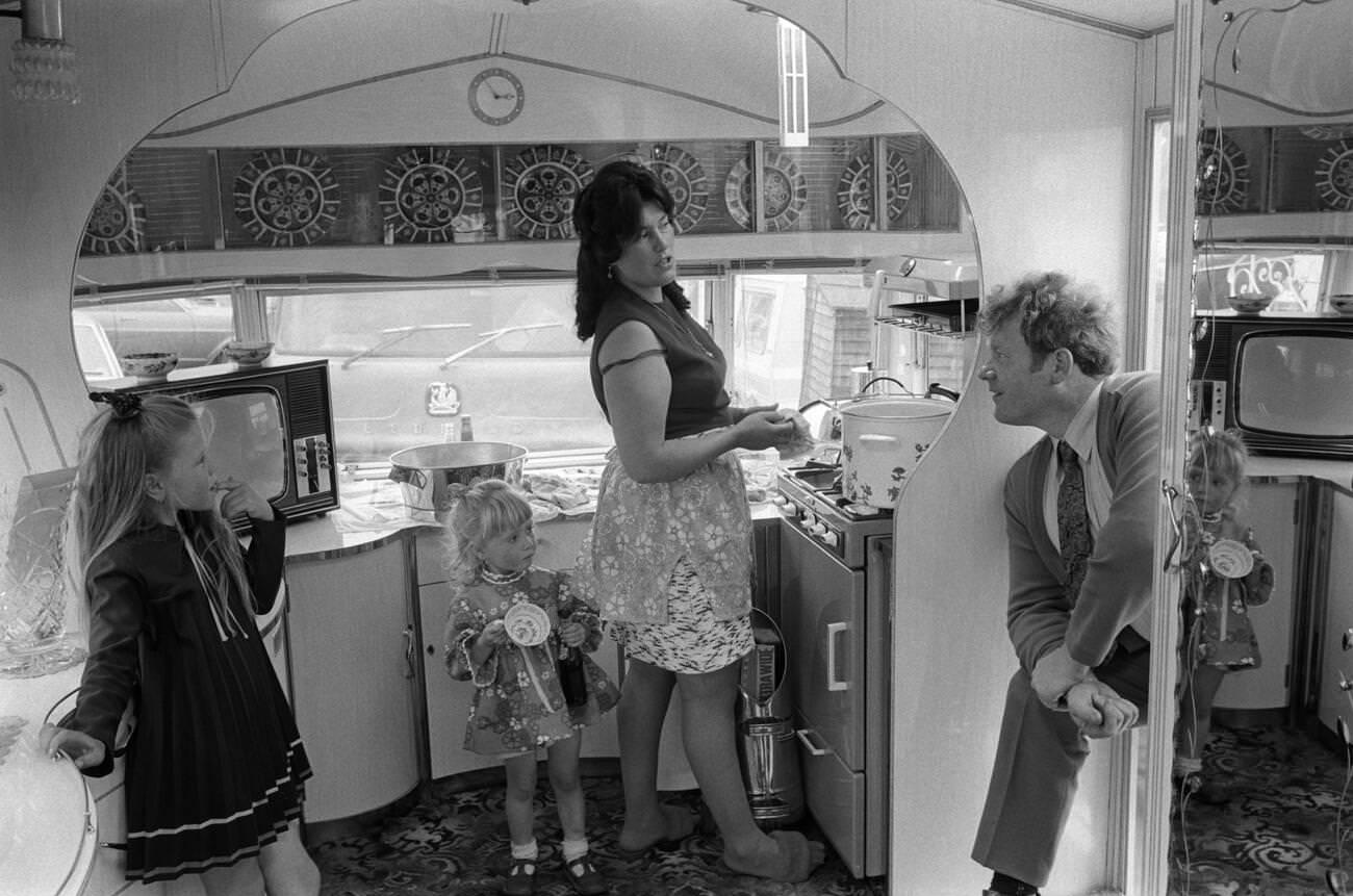 A Century of Mobile Living Explored Through Photos from the 1900s to the 1990s